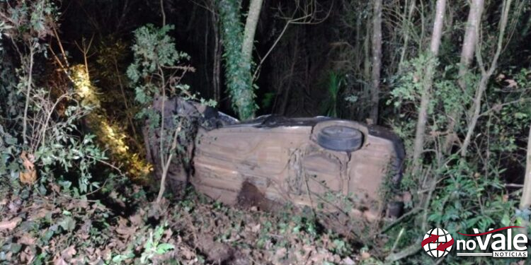 Saída de pista deixa motorista e criança com ferimentos leves em Fraiburgo