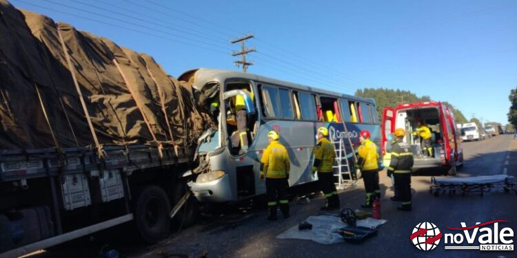 Colisão entre ônibus e caminhão deixa pessoas feridas na SC-355