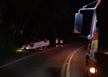 Bombeiros atendem saída de pista na SC-464 em Salto Veloso
