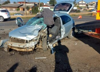 Mulher fica ferida em colisão entre caminhão e carro na BR-116 em Santa Cecília