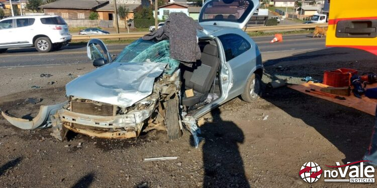 Mulher fica ferida em colisão entre caminhão e carro na BR-116 em Santa Cecília