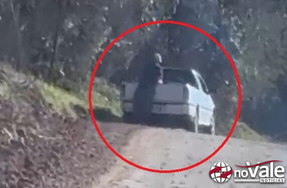 Vídeo flagra descarte de lixo em área de preservação permanente entre Capinzal e Campos Novos