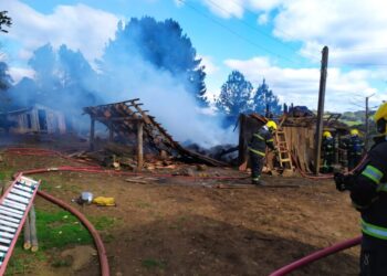 Galpão é destruído por incêndio no interior de Joaçaba