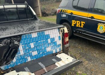 Ação conjunta PRF e PMRv intercepta carga de 26 mil maços de cigarros paraguaios no meio-oeste catarinense