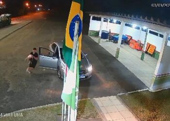 Policiais salvam menina de 2 anos após se engasgar com pedaço de bolacha