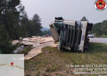 Saída de pista de carreta deixa condutor ferido na BR-470 em Curitibanos