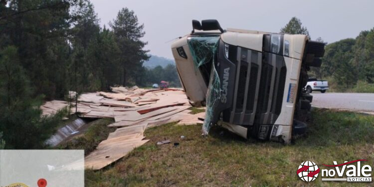 Saída de pista de carreta deixa condutor ferido na BR-470 em Curitibanos