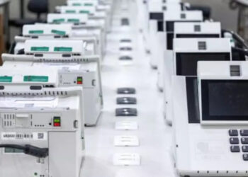 Urnas eletrônicas recebem mídias com dados dos eleitores e candidatos