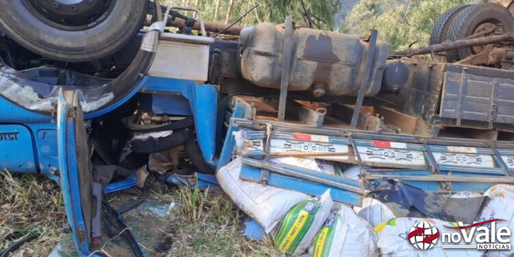 Motorista de caminhão morre após capotamento em Passos Maia