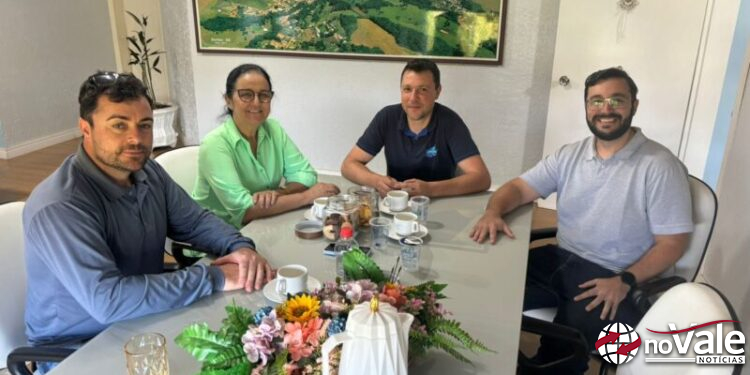 Administração de Zortéa se reúne com engenheiros da AMPLASC para discutir o andamento de três obras