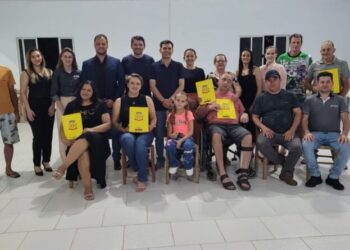 Escrituras através da Lei da REURB são entregues para proprietários de terrenos do Núcleo Bernardt, no Distrito de Santa Lúcia