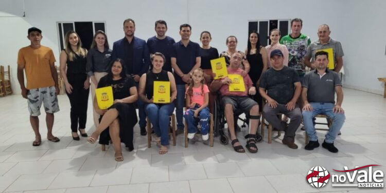 Escrituras através da Lei da REURB são entregues para proprietários de terrenos do Núcleo Bernardt, no Distrito de Santa Lúcia