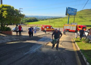 Bombeiros atendem ocorrência de vazamento de óleo no acesso ao Parizotto