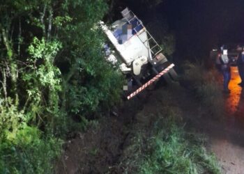 Condutor de caminhão ferido após saída de pista na BR-470
