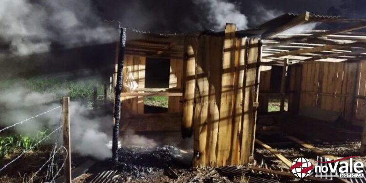 Incêndio em estábulo mobiliza Corpo de Bombeiros no interior de Ouro