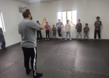 Instrução de defesa pessoal é repassada para frequentadores do Conseg Mirim