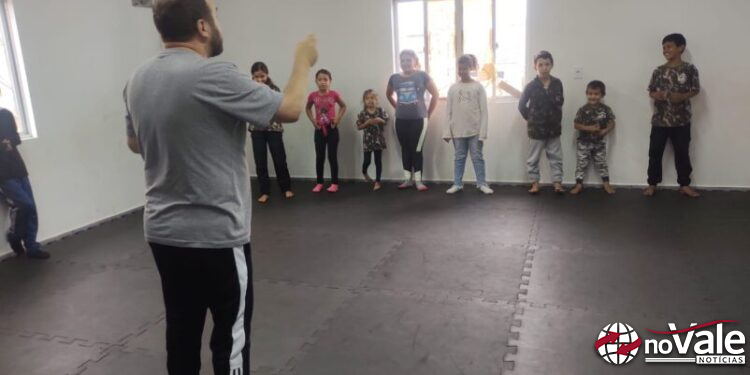 Instrução de defesa pessoal é repassada para frequentadores do Conseg Mirim