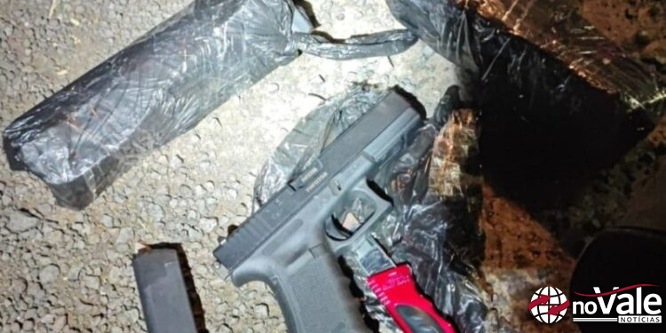 PRF flagra condutor portando arma de uso restrito e munição de guerra durante fiscalização
