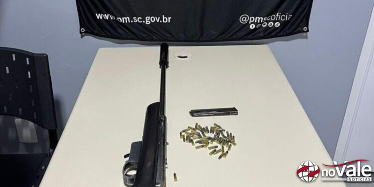 Polícia Militar apreende arma e munições durante operação em Curitibanos