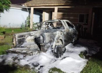 Ouro: Veículo é consumido pelo fogo e princípio de incêndio é identificado em residência