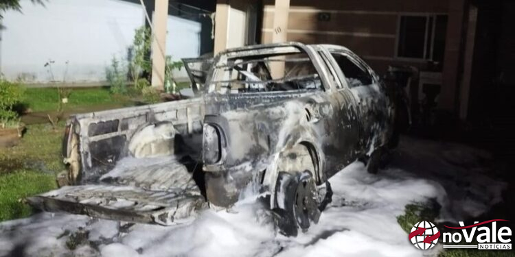 Ouro: Veículo é consumido pelo fogo e princípio de incêndio é identificado em residência