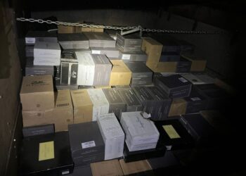 Polícia apreende mais de 300 caixas de vinho em caminhão na BR-470