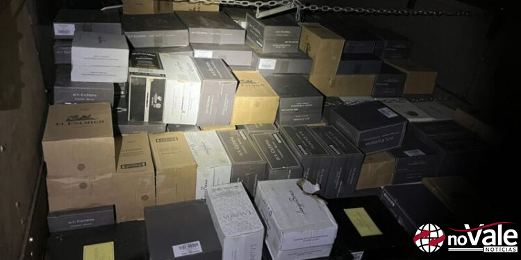 Polícia apreende mais de 300 caixas de vinho em caminhão na BR-470