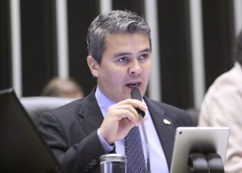 Comissão de Educação aprova projeto que proíbe uso de celular em escolas