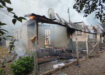 Família que teve residência destruída pelo fogo no interior de Capinzal pede auxílio da comunidade para recomeçar; Saiba como ajudar