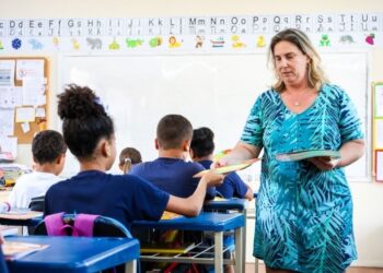 Deputados aprovam proposta de nova tabela salarial para o magistério catarinense