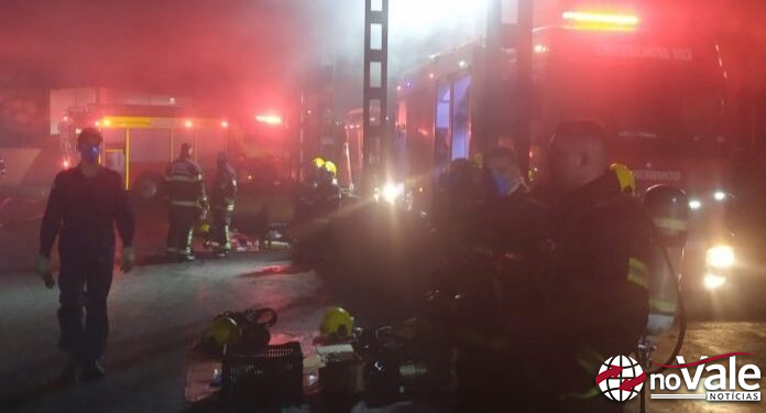 Indústria de reaproveitamento de pneus em Água Doce é atingida por incêndio