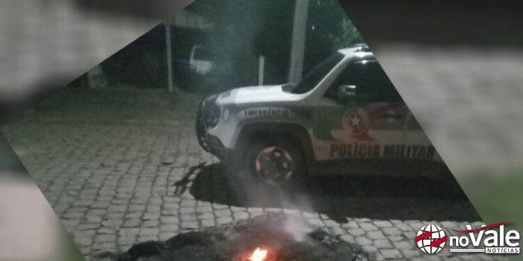 Polícia Militar detém homem após ameaçar mãe e atear fogo em colchão em Zortéa