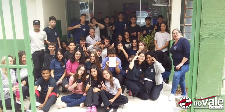 Alunos da Escola Dr. Vilson Pedro Kleinubing visitam a Escola São Cristóvão