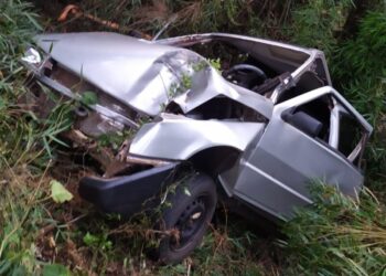 Saída de pista seguida de capotamento deixa duas pessoas feridas no interior de Água Doce