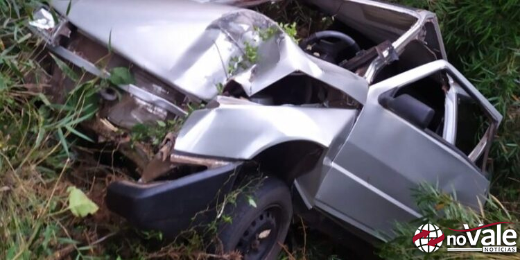 Saída de pista seguida de capotamento deixa duas pessoas feridas no interior de Água Doce