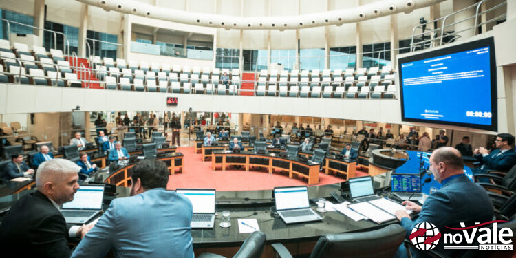 Deputados aprovam criação de cadastro de pedófilos e agressores sexuais em SC