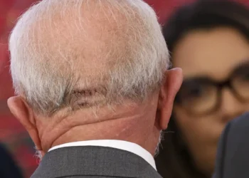 Lula recebe liberação médica para viajar de avião