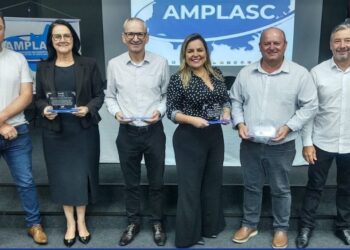 Prefeitos e Prefeitas gestão 2021/2024 são agraciados com Mérito Municipalista da AMPLASC