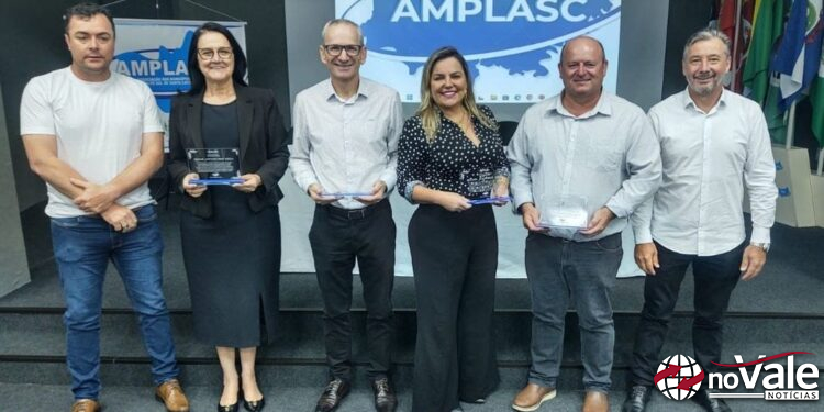 Prefeitos e Prefeitas gestão 2021/2024 são agraciados com Mérito Municipalista da AMPLASC