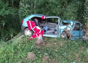 Saída de pista seguida de choque em árvore mobiliza Bombeiros de Fraiburgo