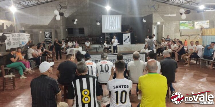 Torcedores celebram acesso do Santos à elite do futebol brasileiro