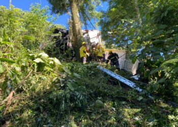 Caminhão tomba em ribanceira na BR-282, em Vargem Bonita