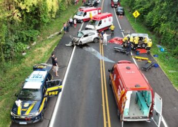 Três mortes e dois feridos graves em colisão com quatro veículos na BR-282