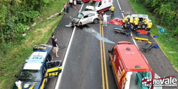 Três mortes e dois feridos graves em colisão com quatro veículos na BR-282