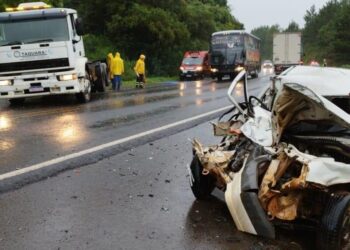 Acidente entre carro e caminhão deixa dois feridos em Vargem