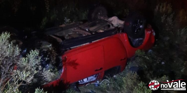 Três pessoas ficam feridas em capotamento na BR-153
