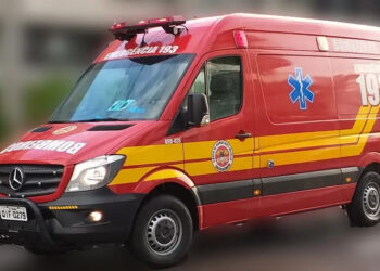Ambulância do Corpo de Bombeiros é atingida por cebolas em Ipira