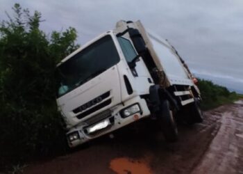 Caminhão de coleta de lixo saí da pista no interior de Capinzal