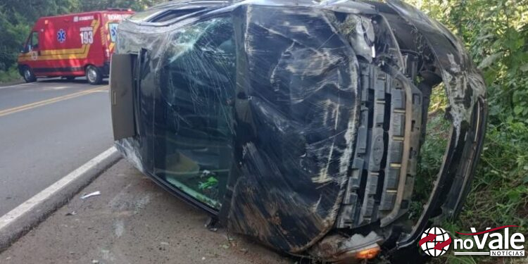 Condutor fica ferido após capotamento de veículo em Ibiam