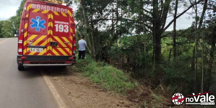Motorista cochila ao volante e saí da pista na SC-452